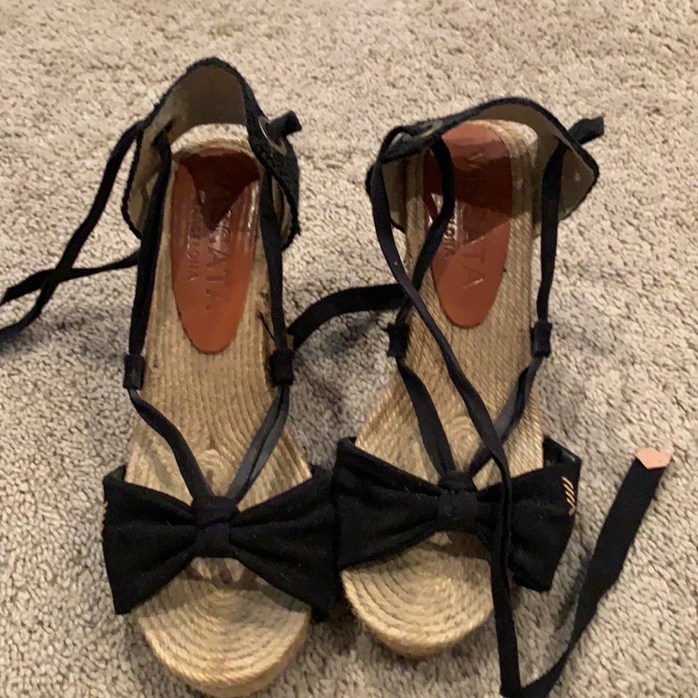 Black wedges